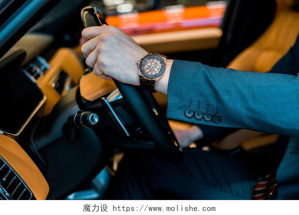 商人与豪华手表坐在汽车的形象